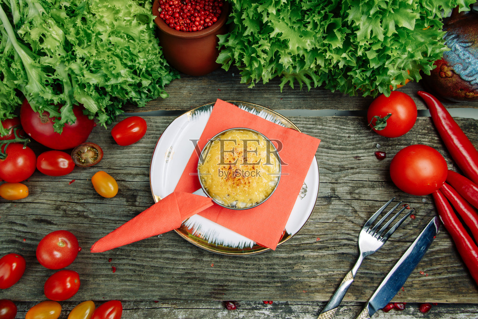 芝士蘑菇鸡丝。以木质背景为蔬菜装饰的餐厅菜肴。照片摄影图片