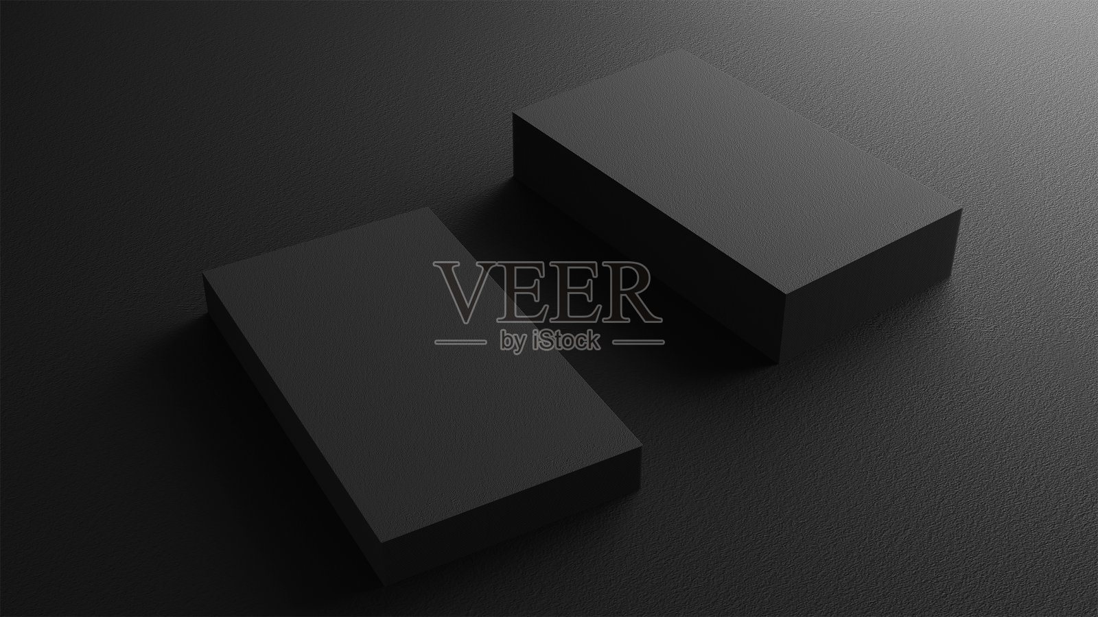 黑色名片模型与黄金浮雕文字堆叠在纸板桌上。对象背景概念品牌展示模板打印。3.5 x 2英寸纸张大小的封面。3 d演示呈现照片摄影图片