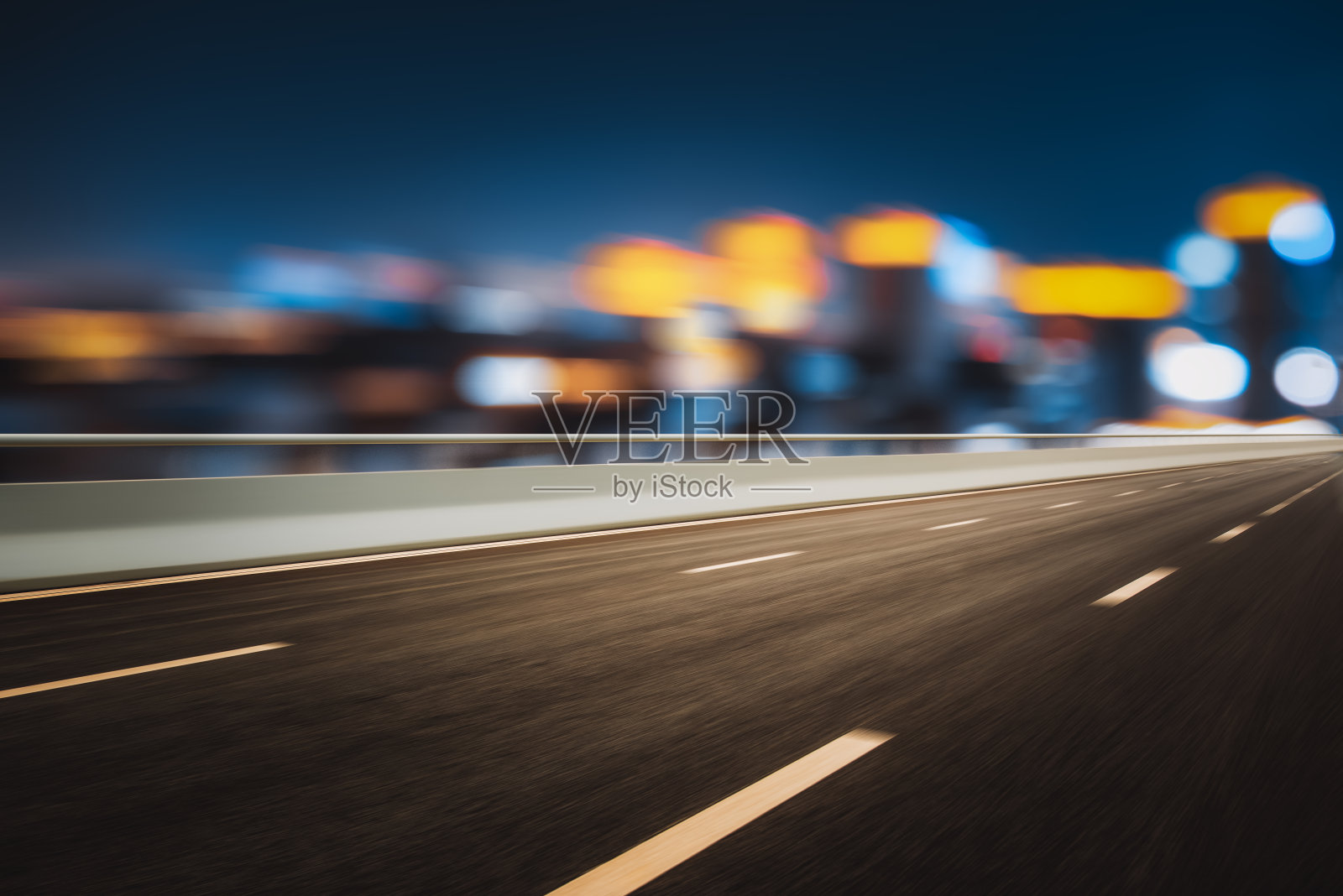 中国上海，在散焦前的柏油公路和城市夜晚的装饰灯照片摄影图片