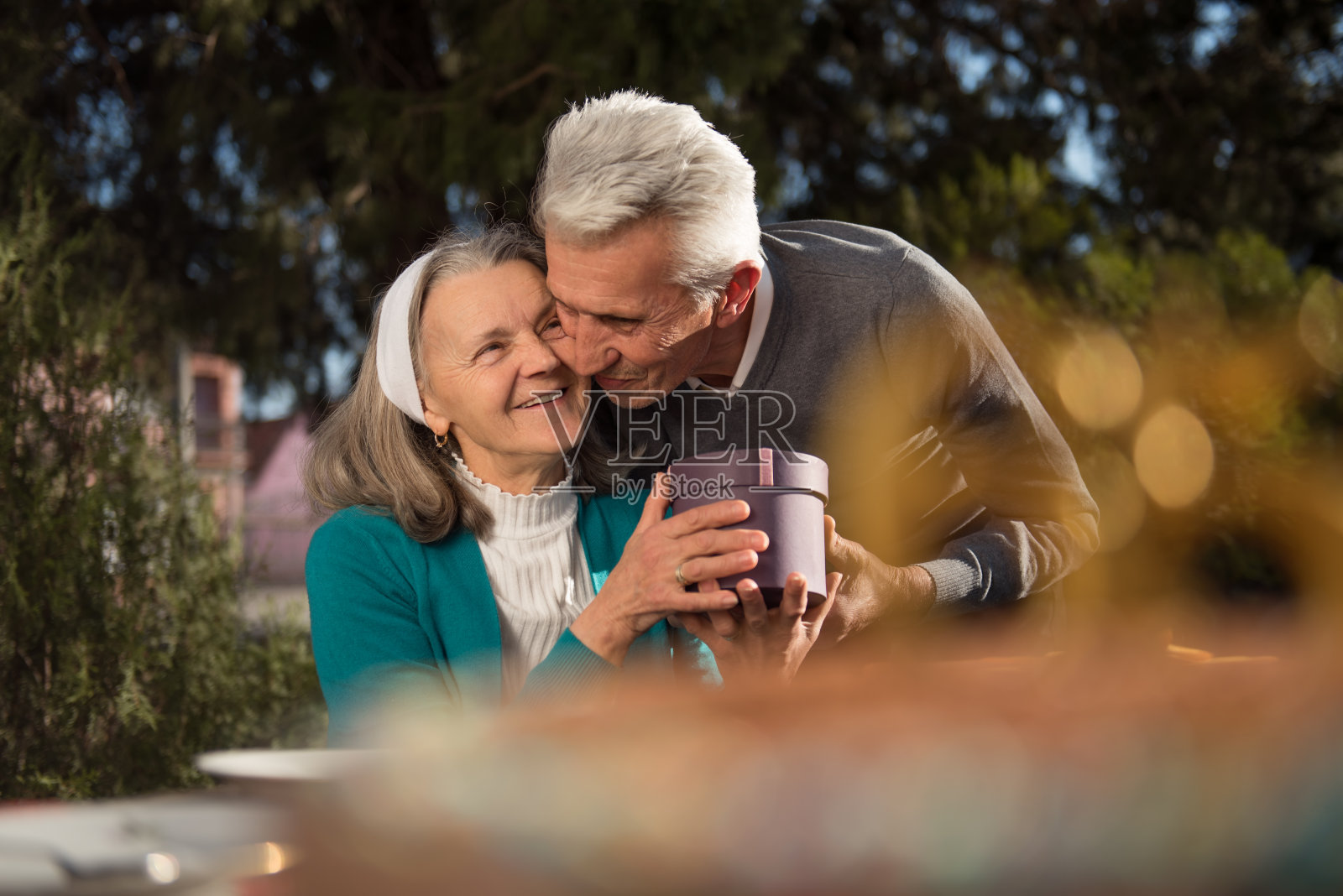 快乐成熟的男人亲吻他的妻子照片摄影图片