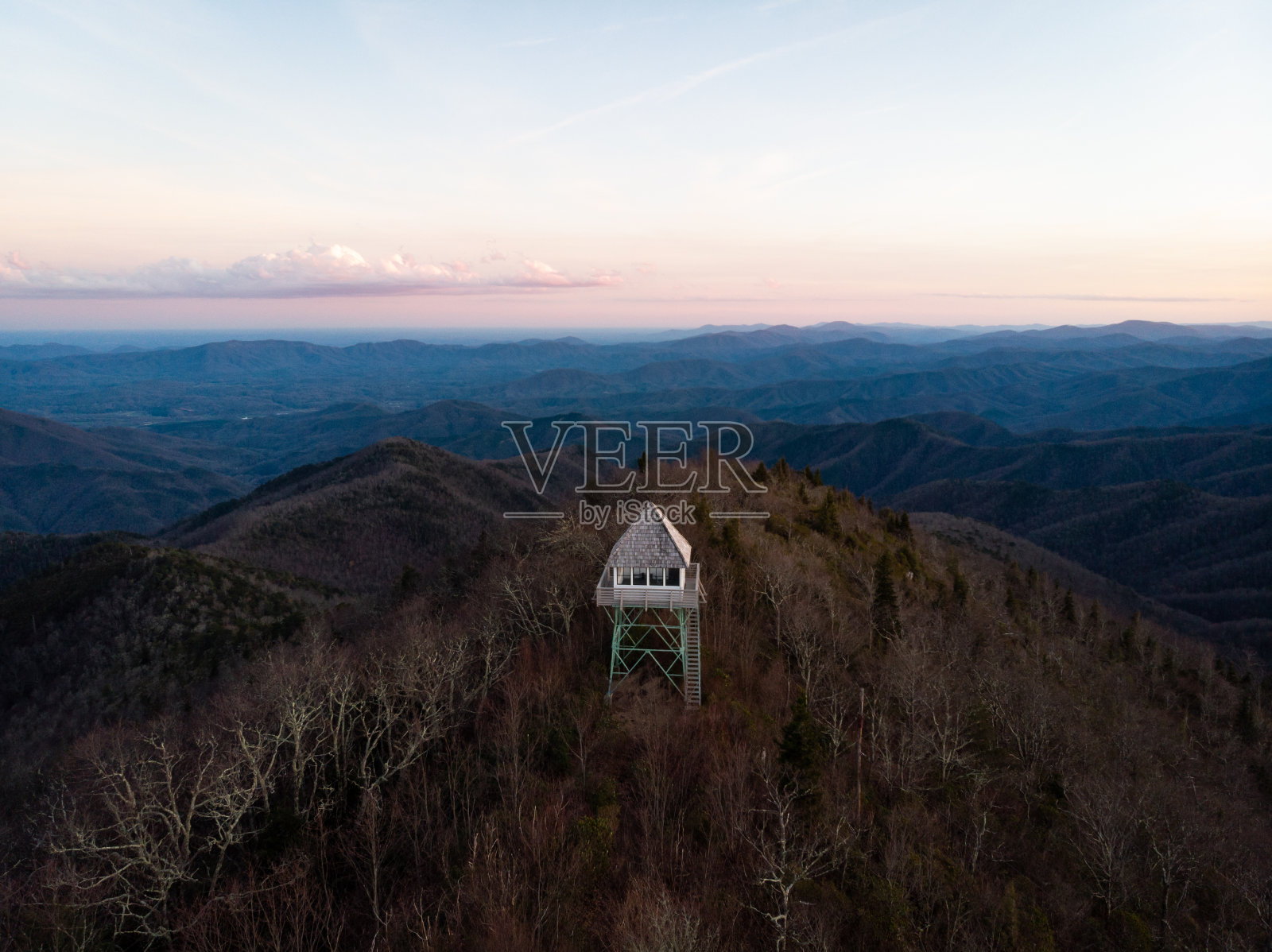 北卡罗来纳州蓝岭公园路附近绿旋钮瞭望塔的日落照片摄影图片