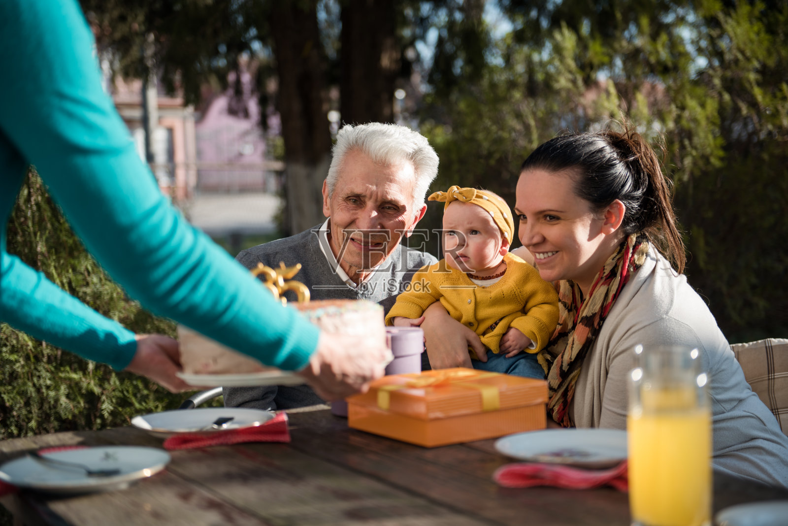 爷爷生日快乐，我们非常爱您照片摄影图片