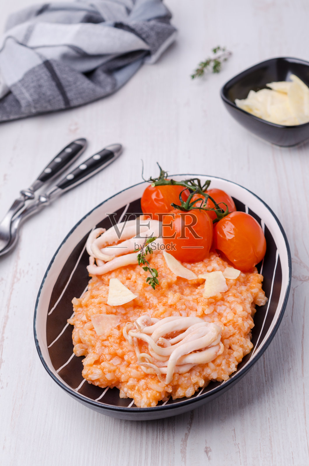 红米饭配海鲜触手和西红柿照片摄影图片