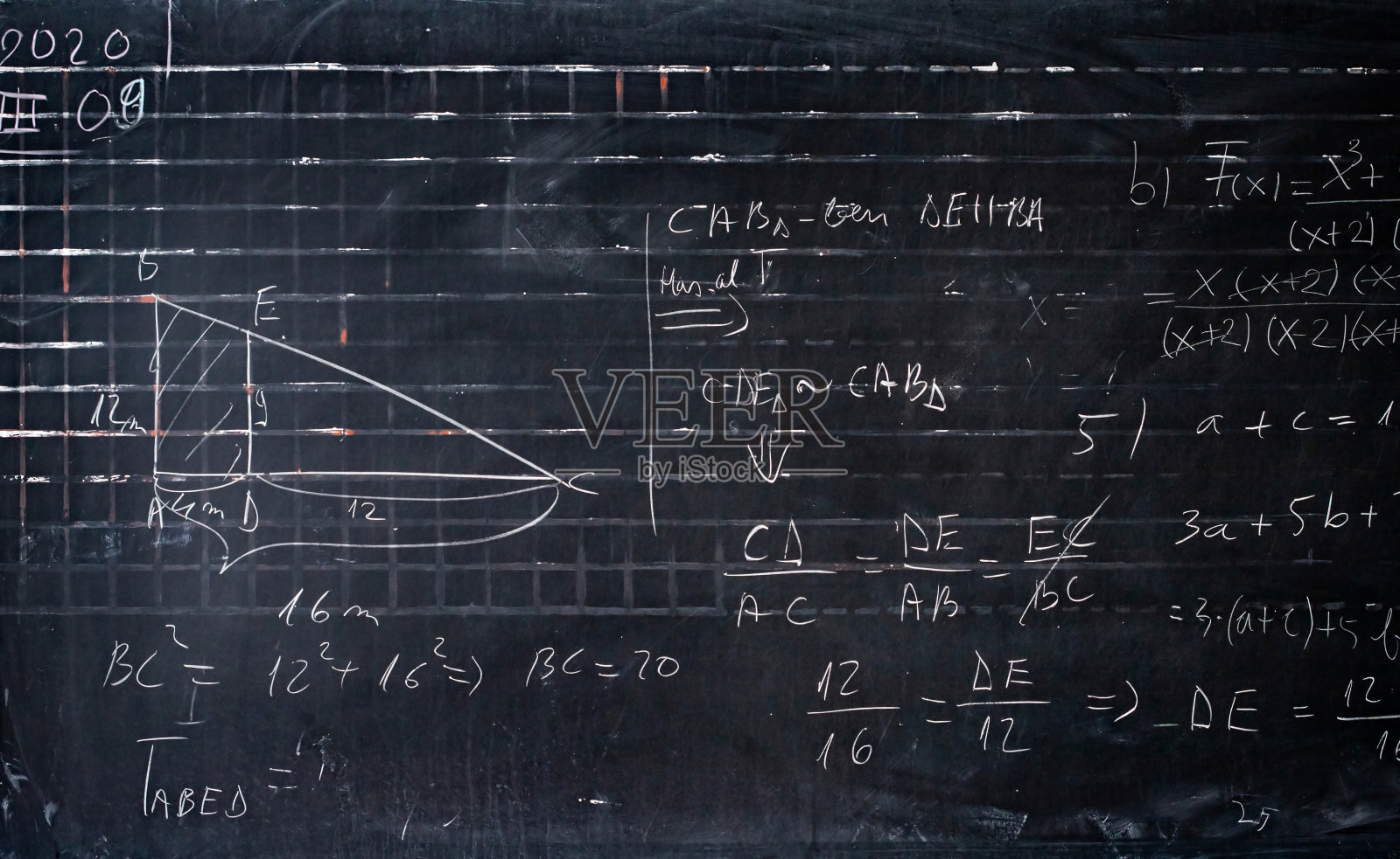 用白色粉笔写在黑板背景上的数学公式。照片摄影图片
