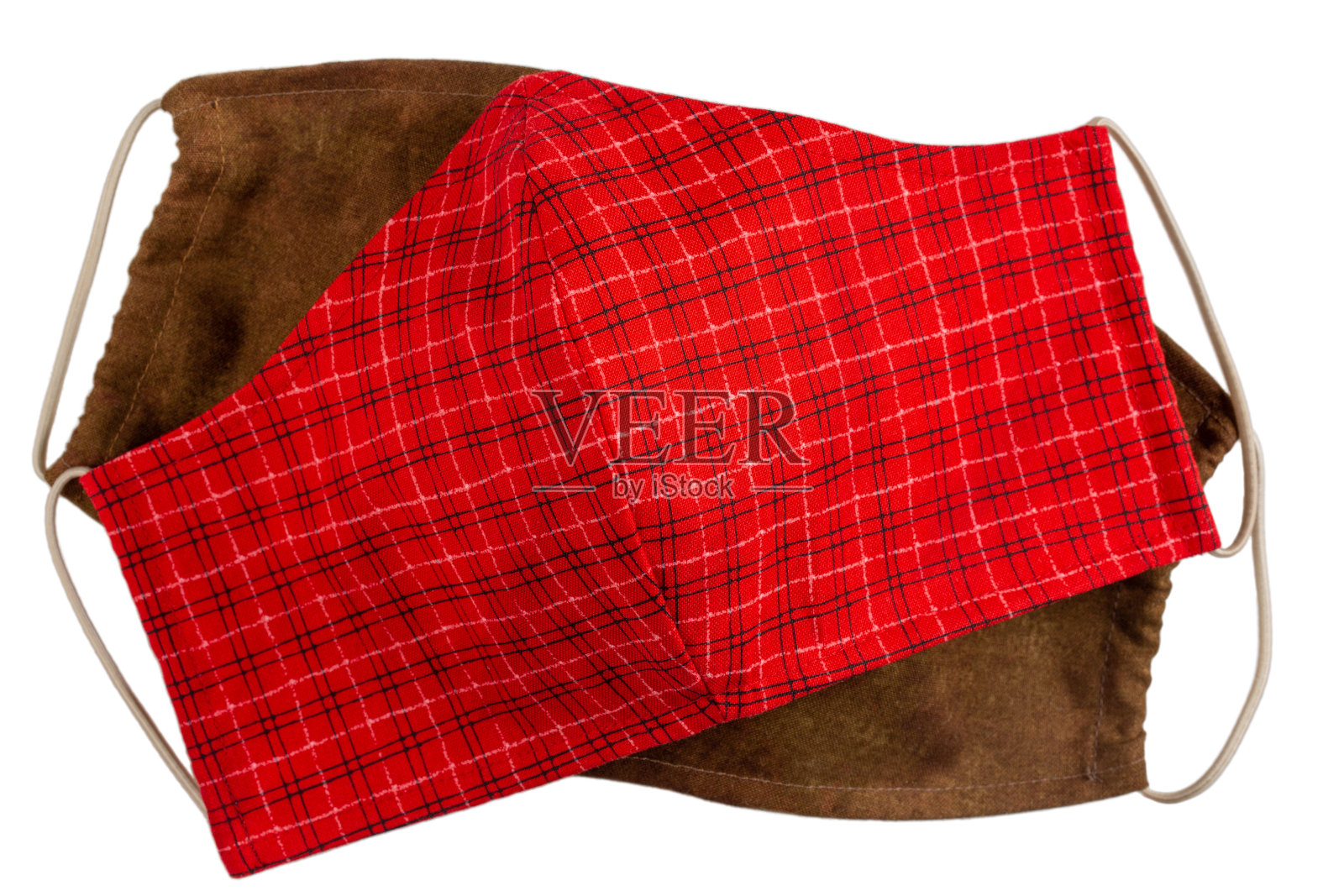 手工防护口罩。两个防病毒棉口罩，DIY。两个面罩隔离在白色。照片摄影图片