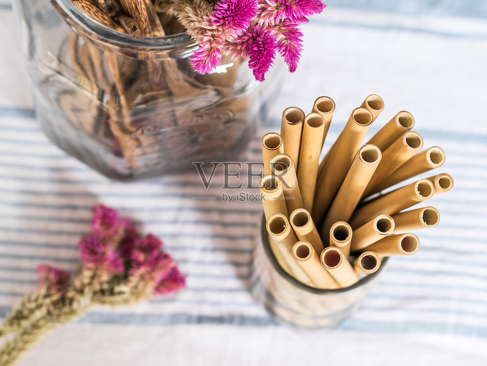 竹草，亚麻桌布和干花照片摄影图片