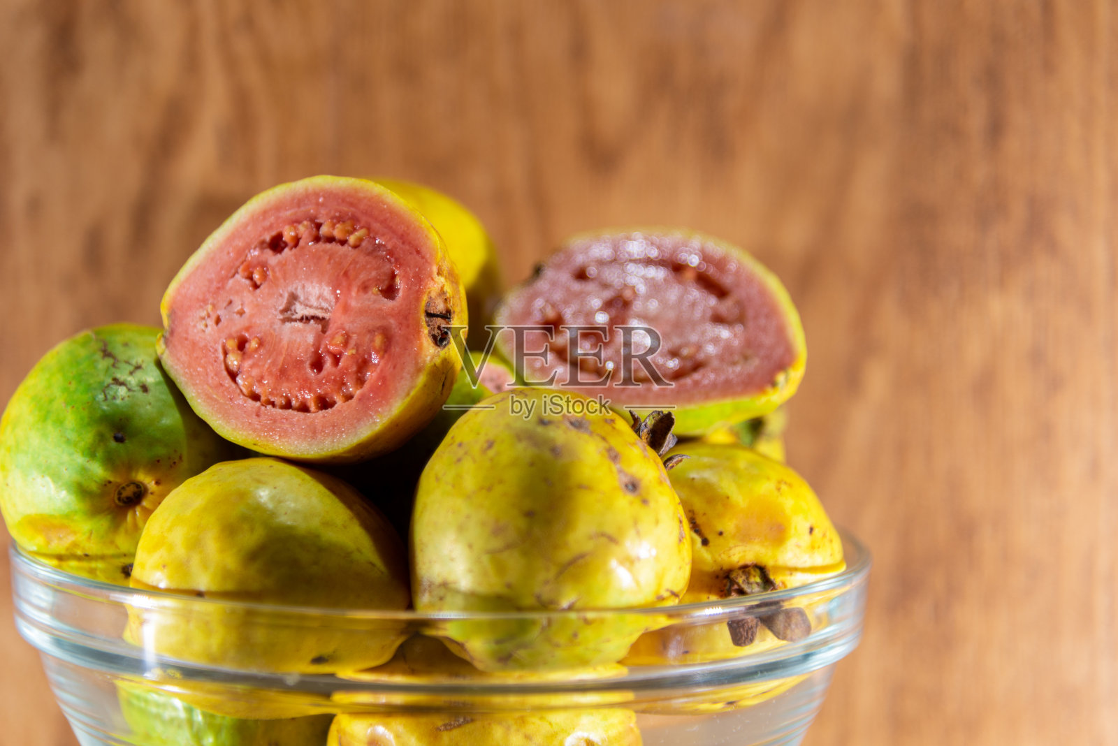 番石榴(Psidium guajava L.)。番石榴是一种小型热带果树，照片摄影图片