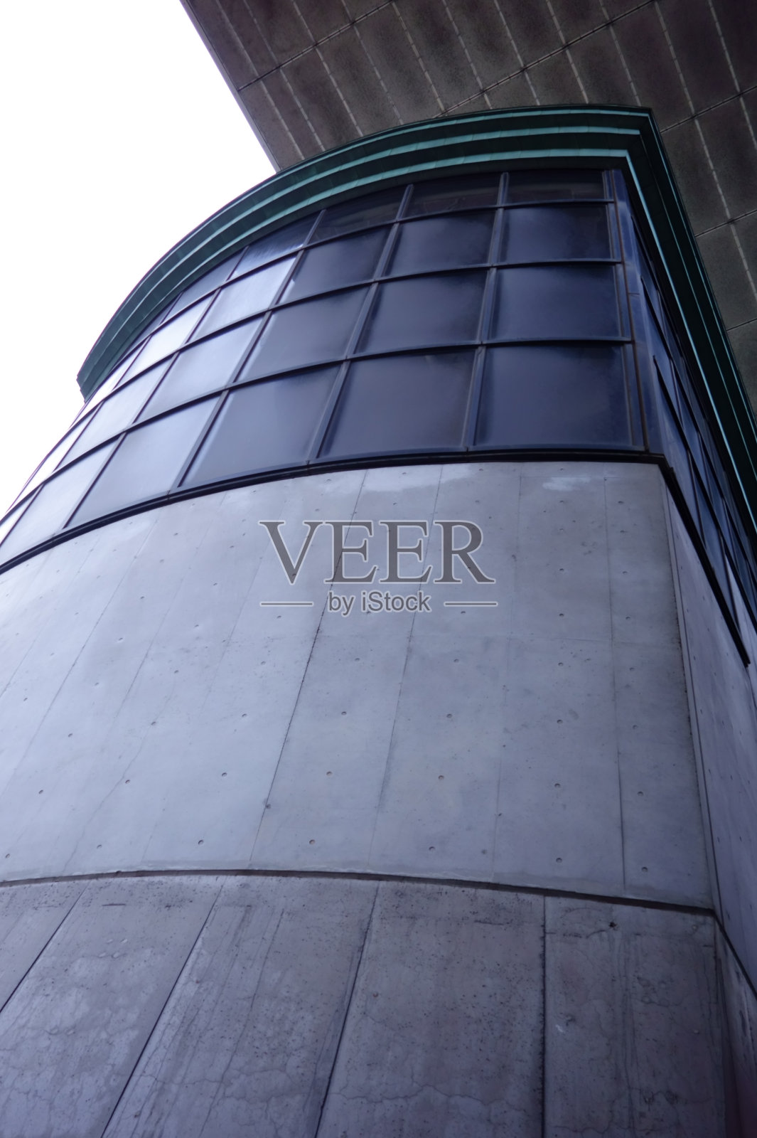 一座横跨神秘河流的建筑照片摄影图片