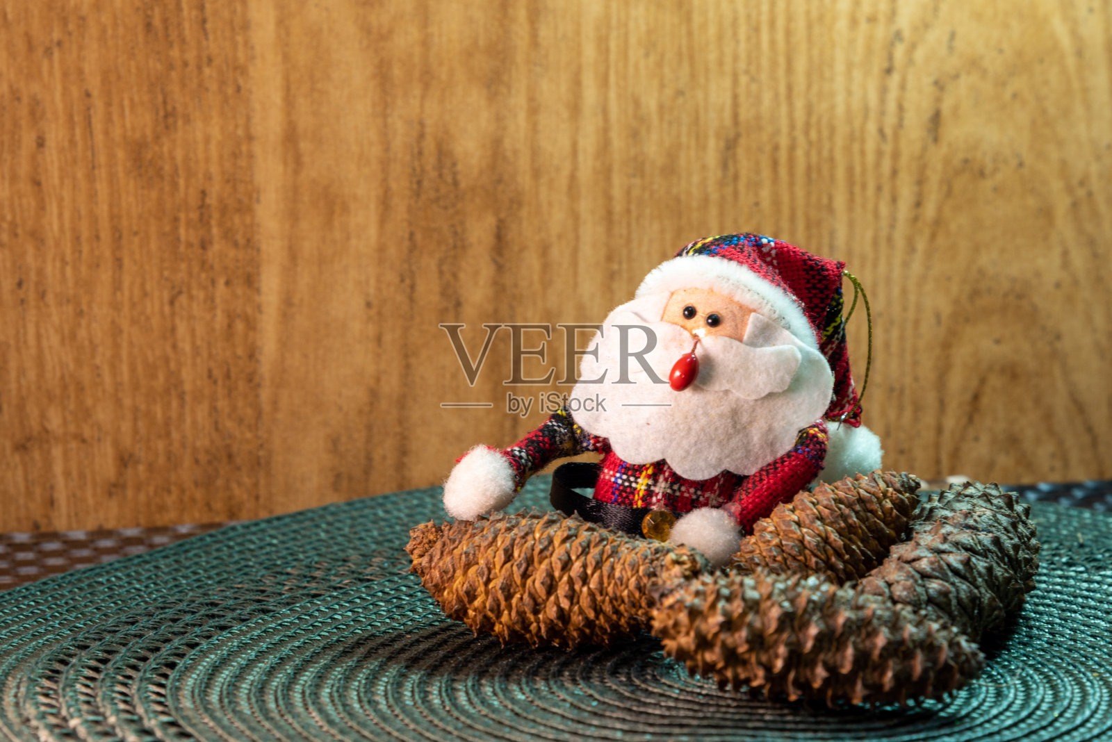 圣诞老人在松果和圣诞主题中照片摄影图片