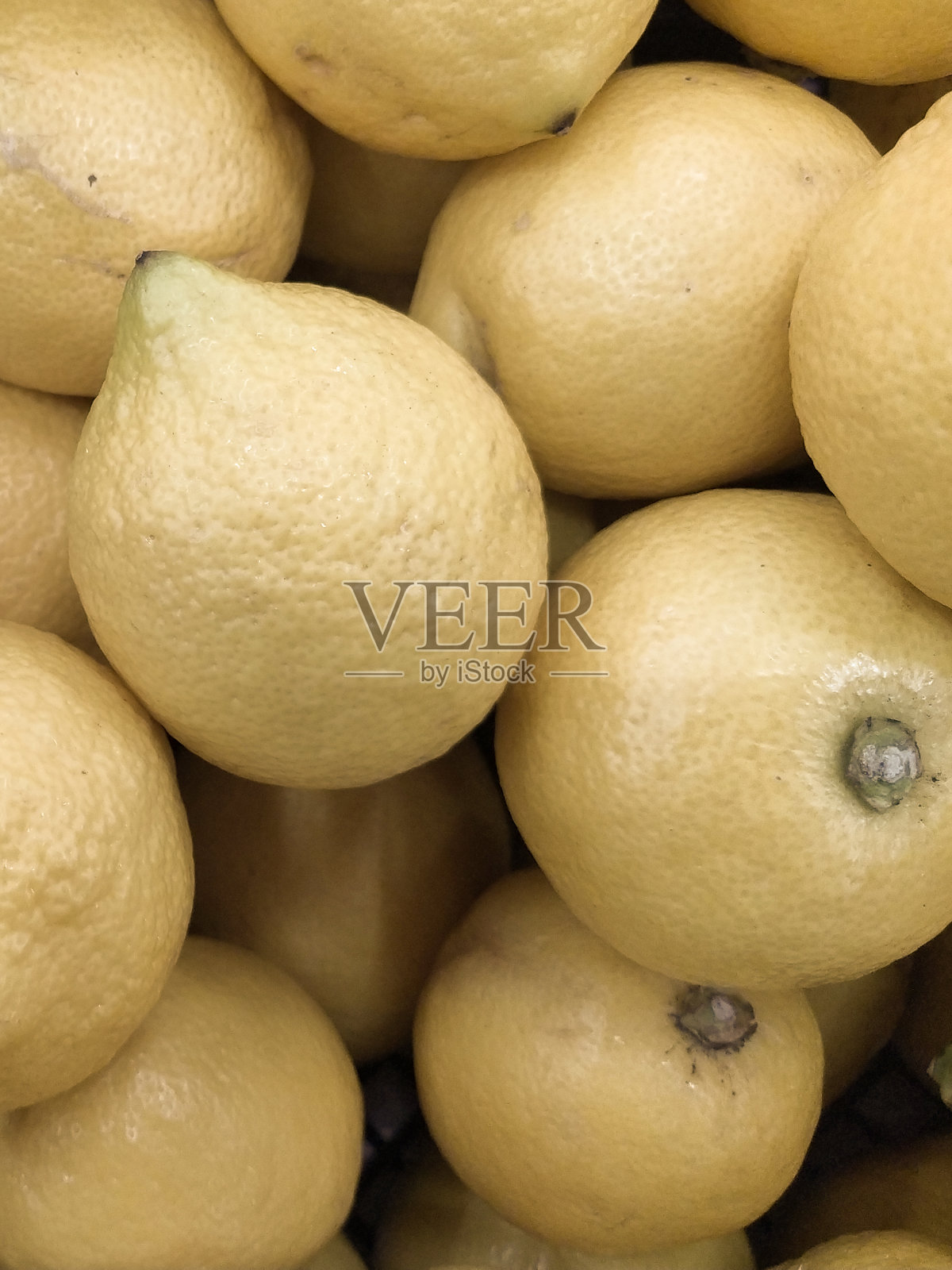 新鲜水果和蔬菜。柠檬在市场上出售照片摄影图片