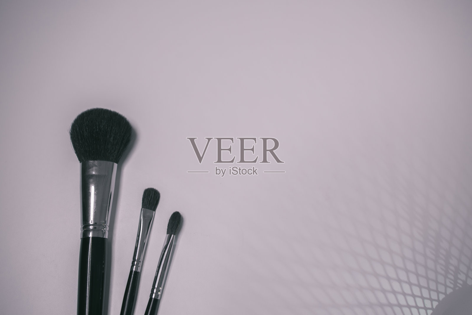 化妆刷设置在白色背景照片摄影图片