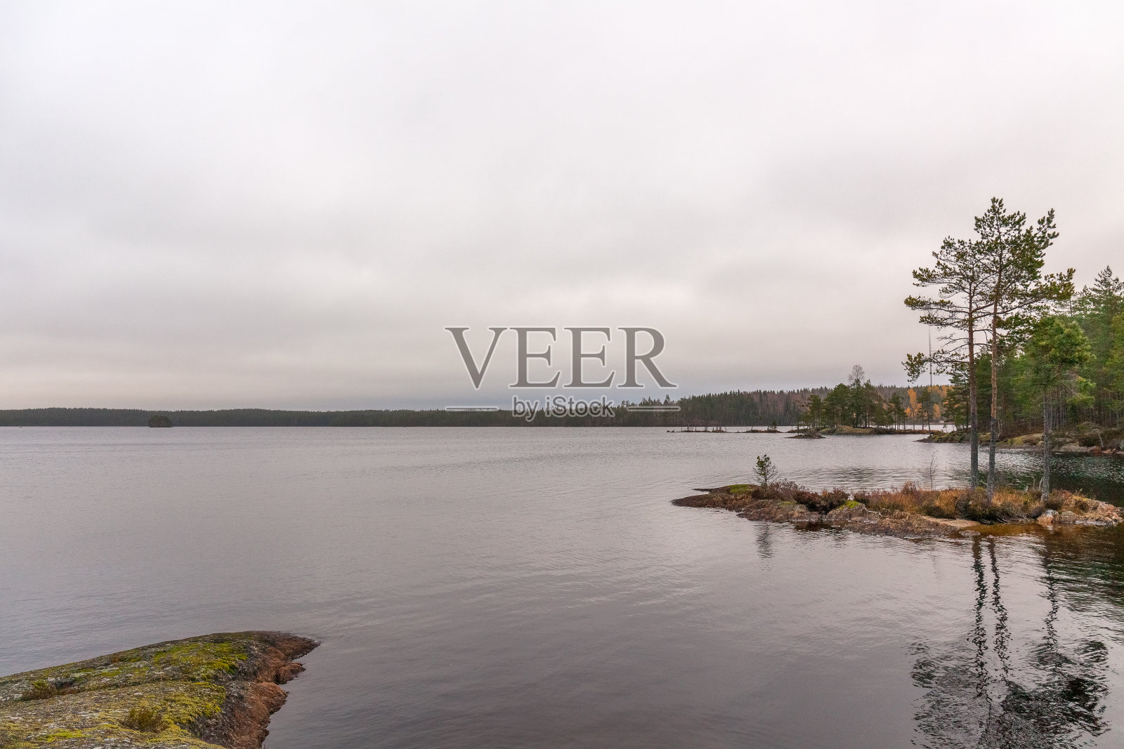 湖，平静的水，森林倒影在水中，云雾秋景。瑞典。照片摄影图片