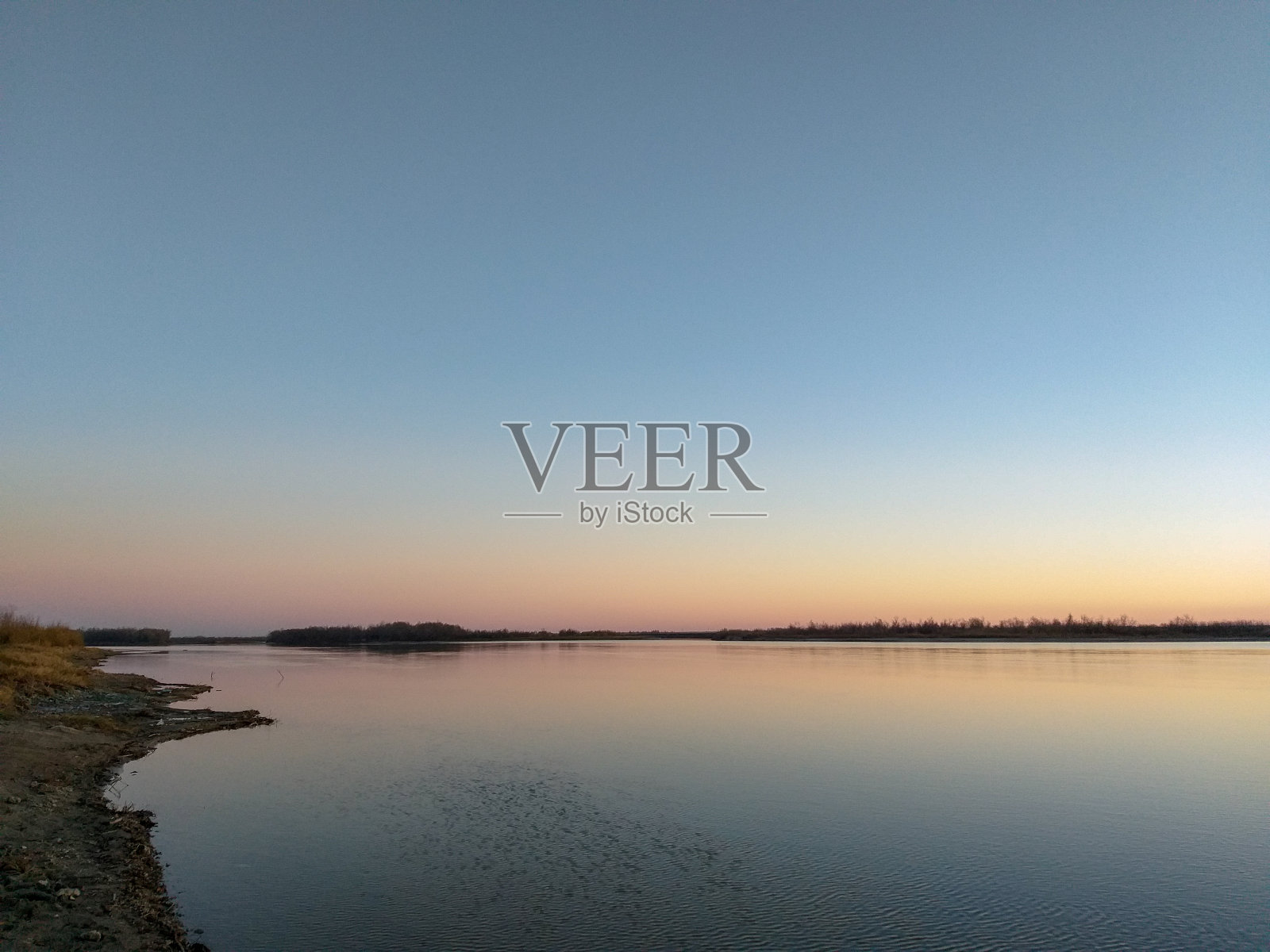 鄂木斯克地区额尔齐斯河的秋季河岸。照片摄影图片