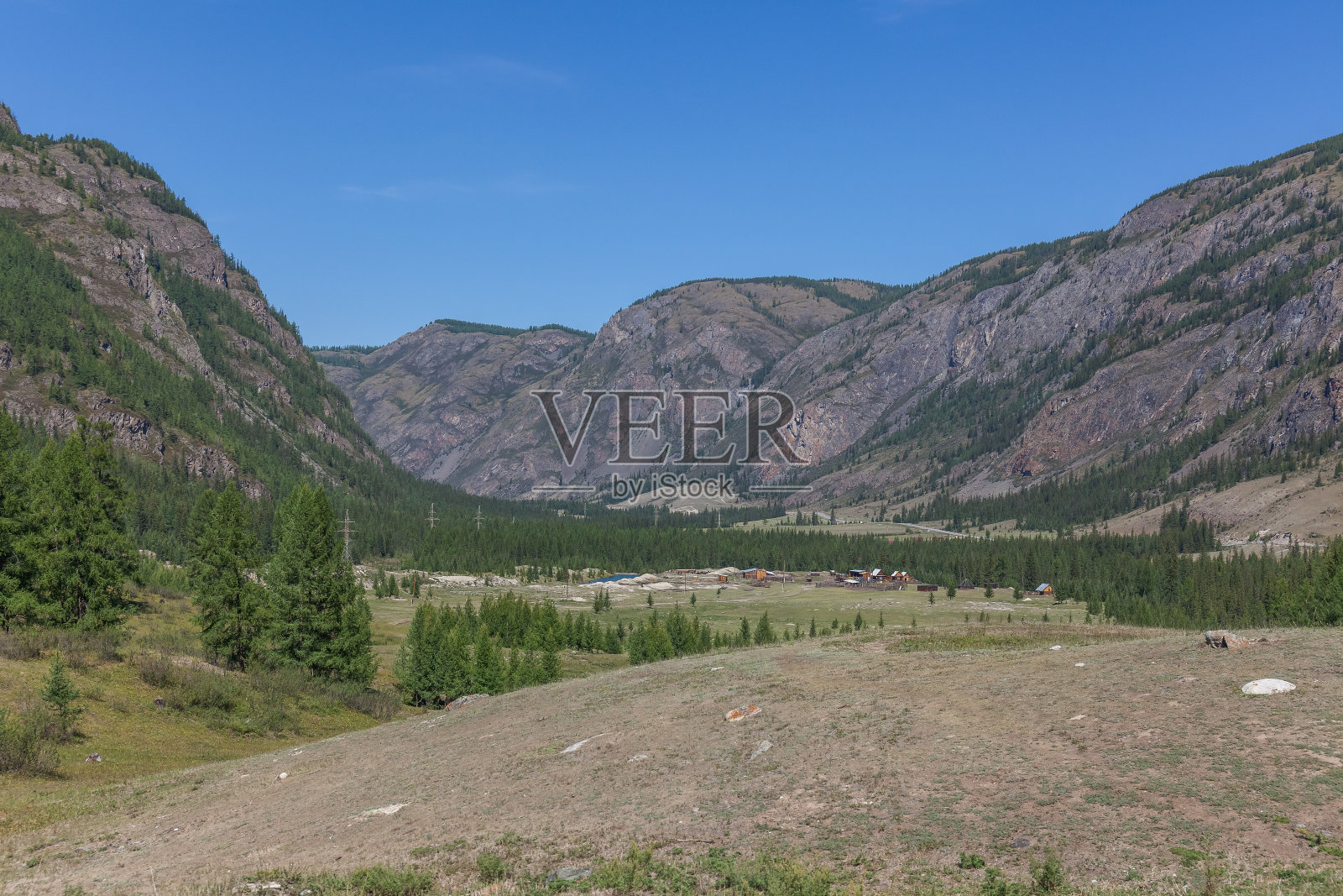 阿尔泰山脉位于中亚和东亚，是俄罗斯、中国、蒙古和哈萨克斯坦的交界地，也是鄂毕河和额尔齐斯河的源头。照片摄影图片