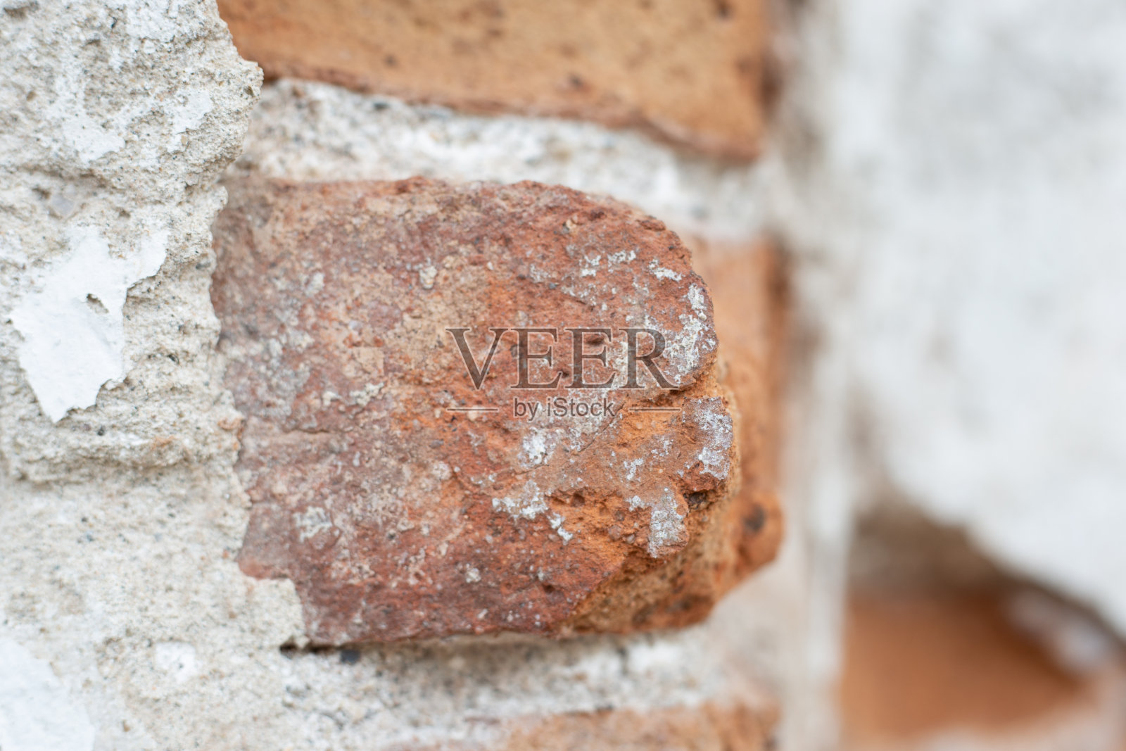 背景是古老的砖墙与混凝土，古老的墙壁和墙壁被损坏。照片摄影图片