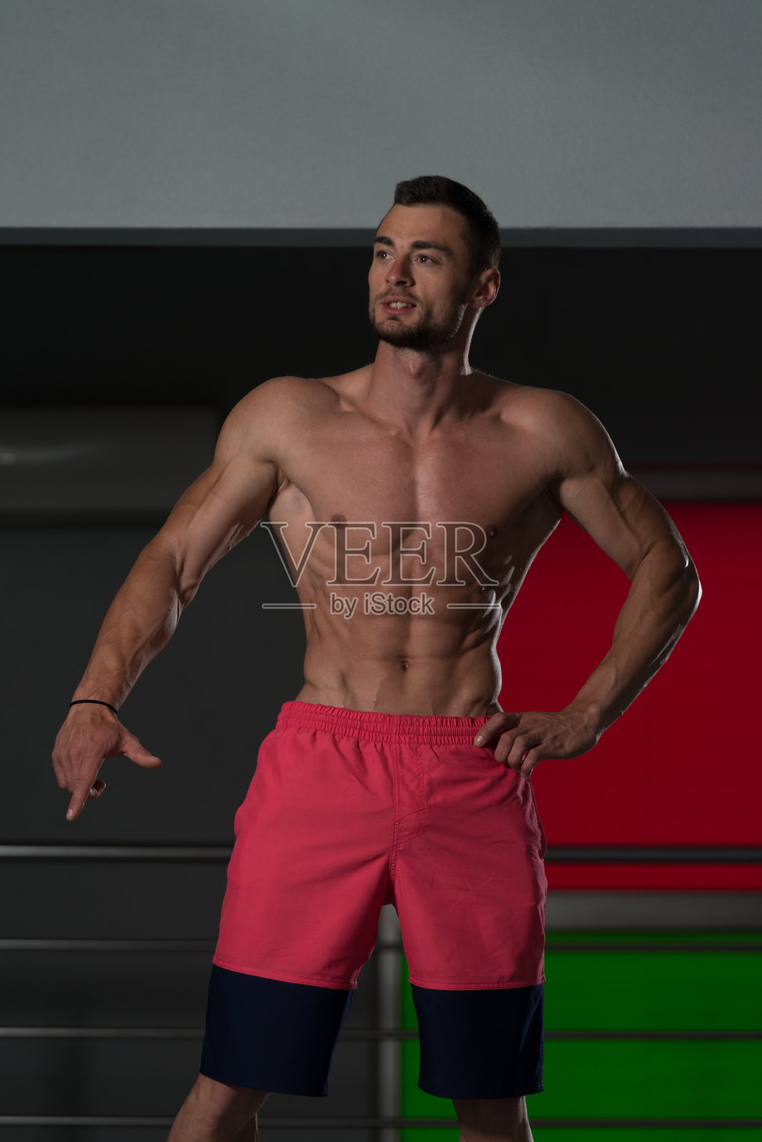 站在健身房里健身的人照片摄影图片