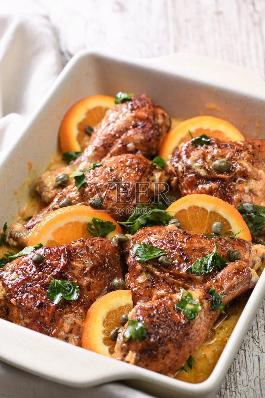 奶油汁烤鸡片，配上橙子和酸豆照片摄影图片