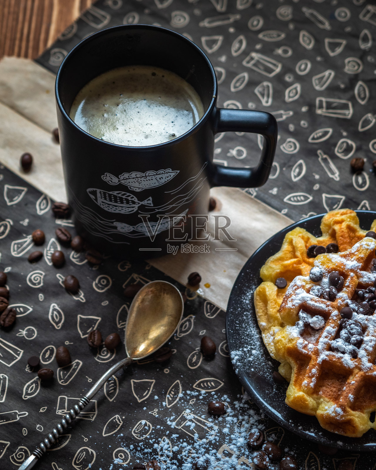 早上一杯咖啡和黑碗里的维也纳华夫饼照片摄影图片