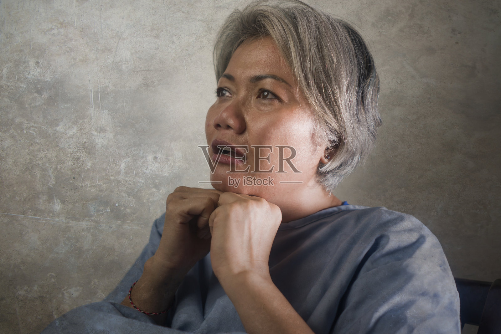 痛苦、沮丧的中年妇女，患有精神疾病照片摄影图片