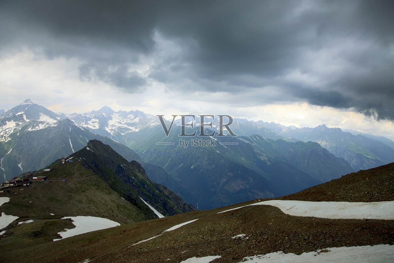 在国家公园的山峰景色和戏剧性的蓝天全景照片摄影图片