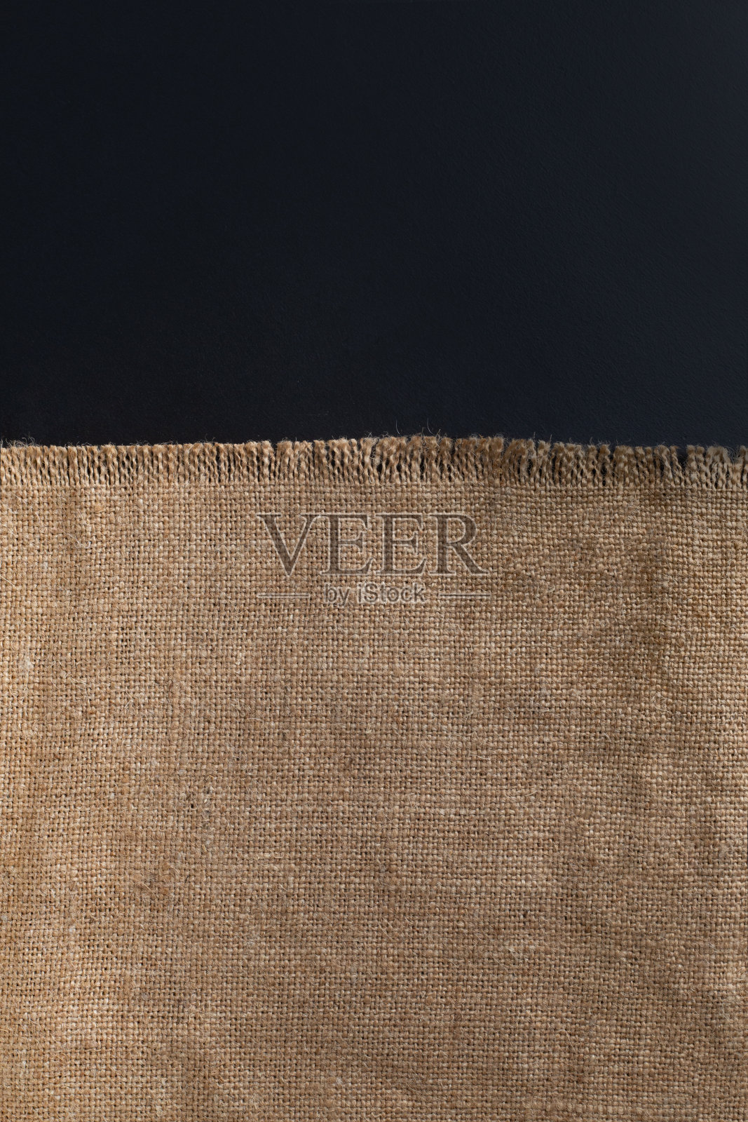 发酵牛奶在玻璃罐中与薄荷叶和肉桂棒照片摄影图片