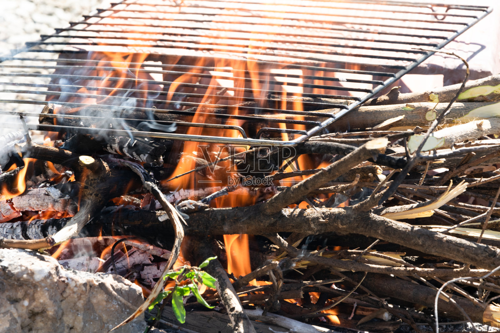户外野营用火做烤肉照片摄影图片
