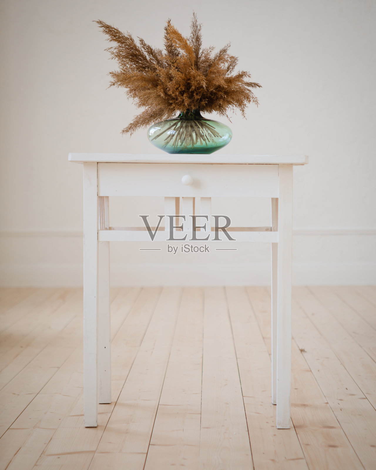 室内细节采用侘寂的风格。照片摄影图片