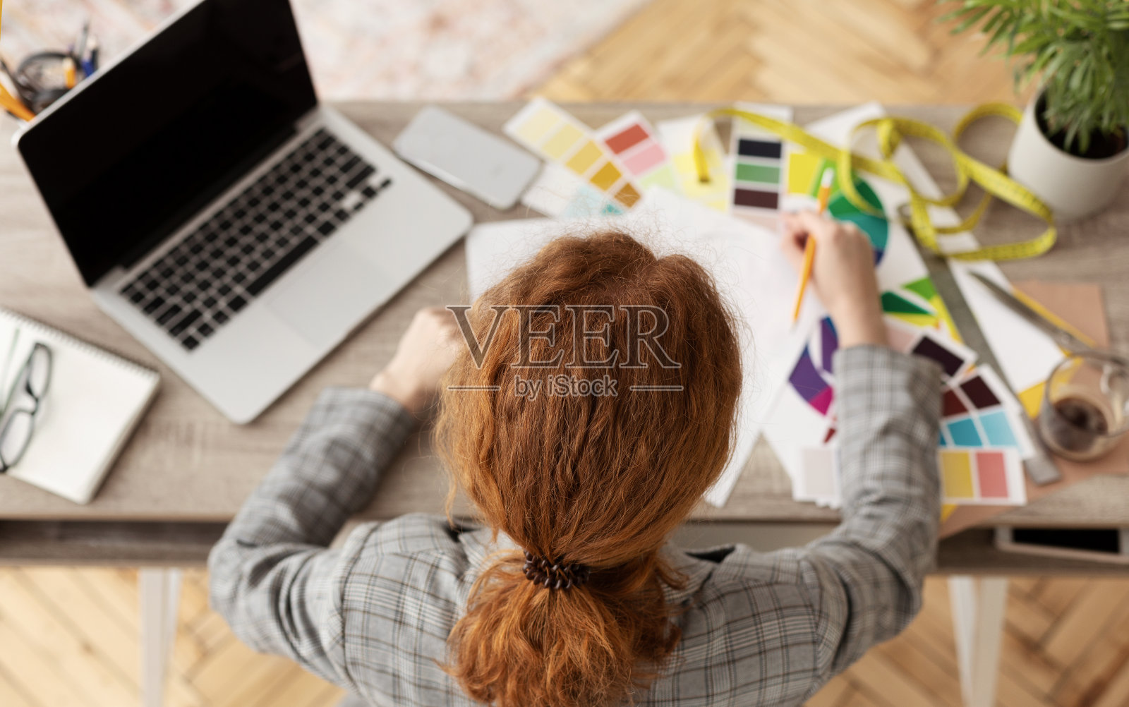 年轻女性时尚造型师在家工作照片摄影图片