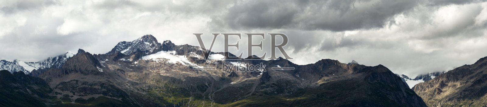 瑞士的山脉，山顶在夏天有雪照片摄影图片