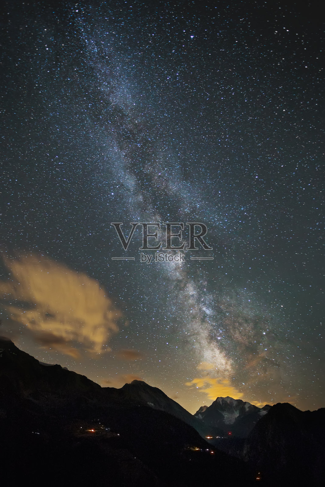 阿尔卑斯山上的银河，瑞士星空，夜晚的山脉照片摄影图片