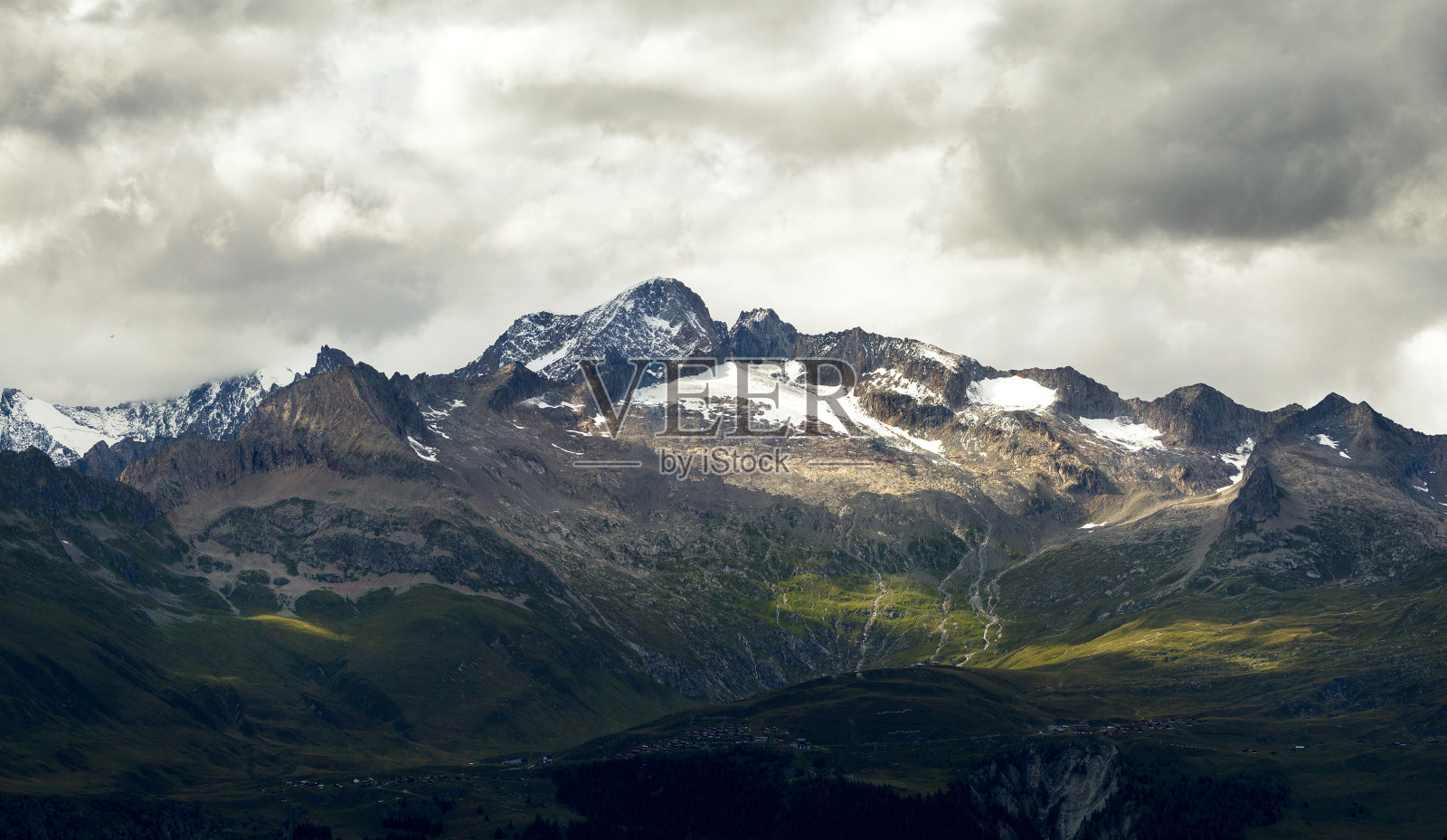 瑞士的山脉，山顶在夏天有雪照片摄影图片
