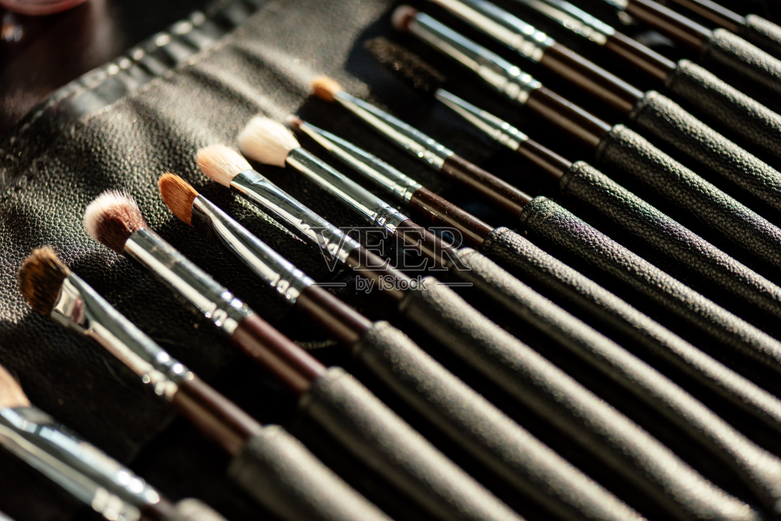 化妆刷集的选择性焦点照片摄影图片