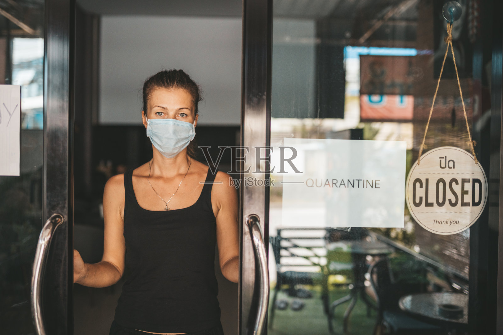 店主戴口罩关闭餐厅进行隔离照片摄影图片