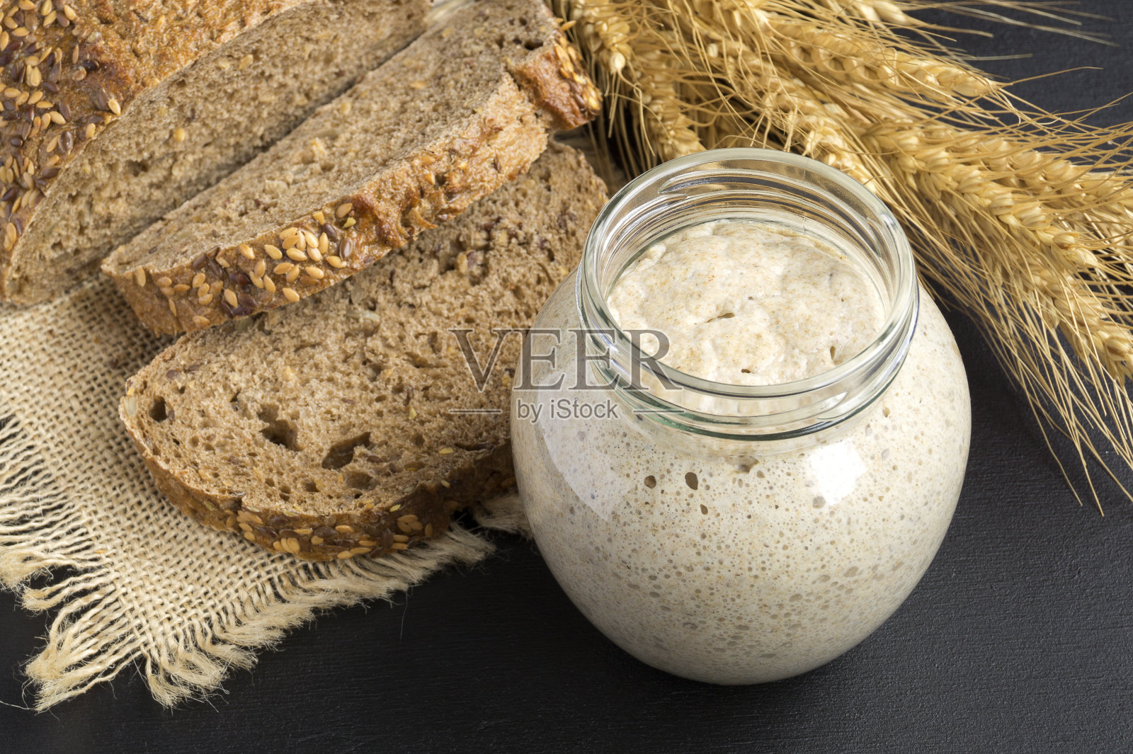用于自制面包的活性黑麦酸面团照片摄影图片
