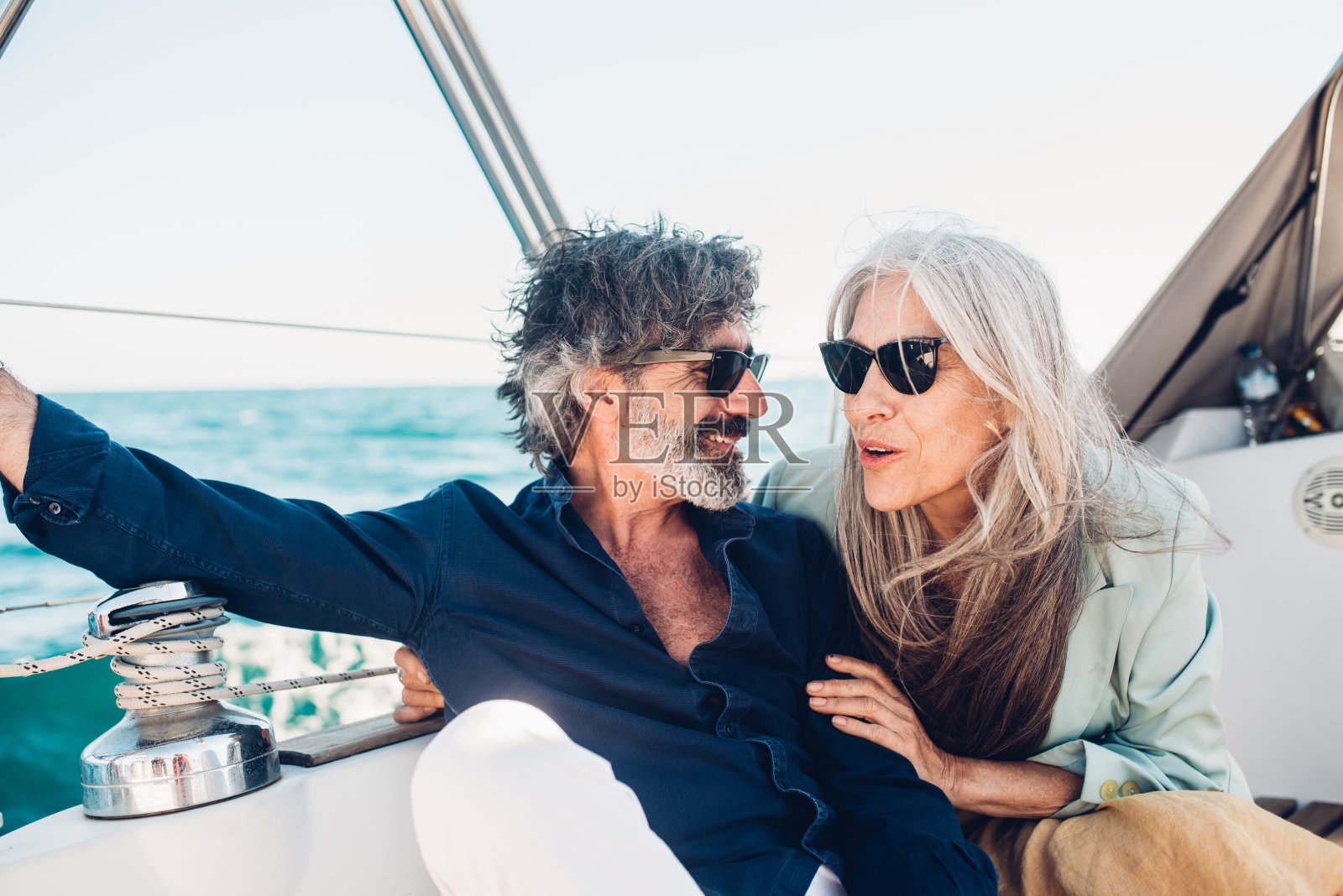 老年男女驾着游艇游弋，尽情享受照片摄影图片