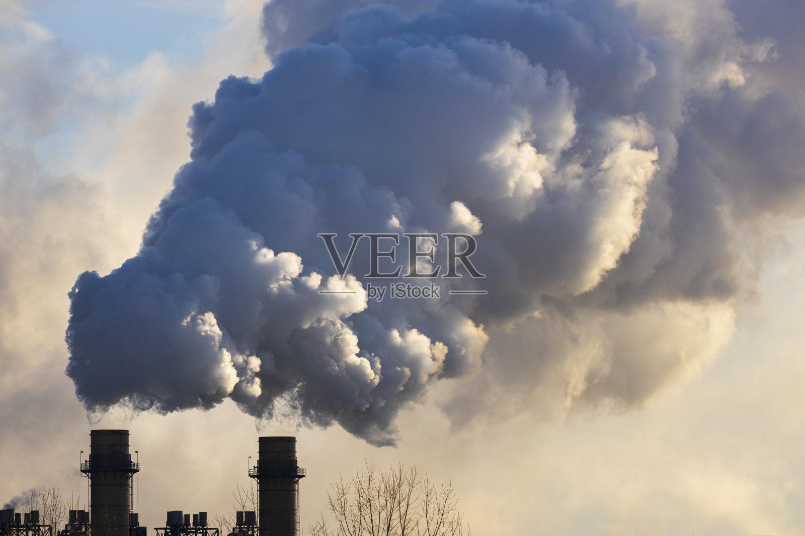 重型工厂烟囱排放，特写，孤立。照片摄影图片