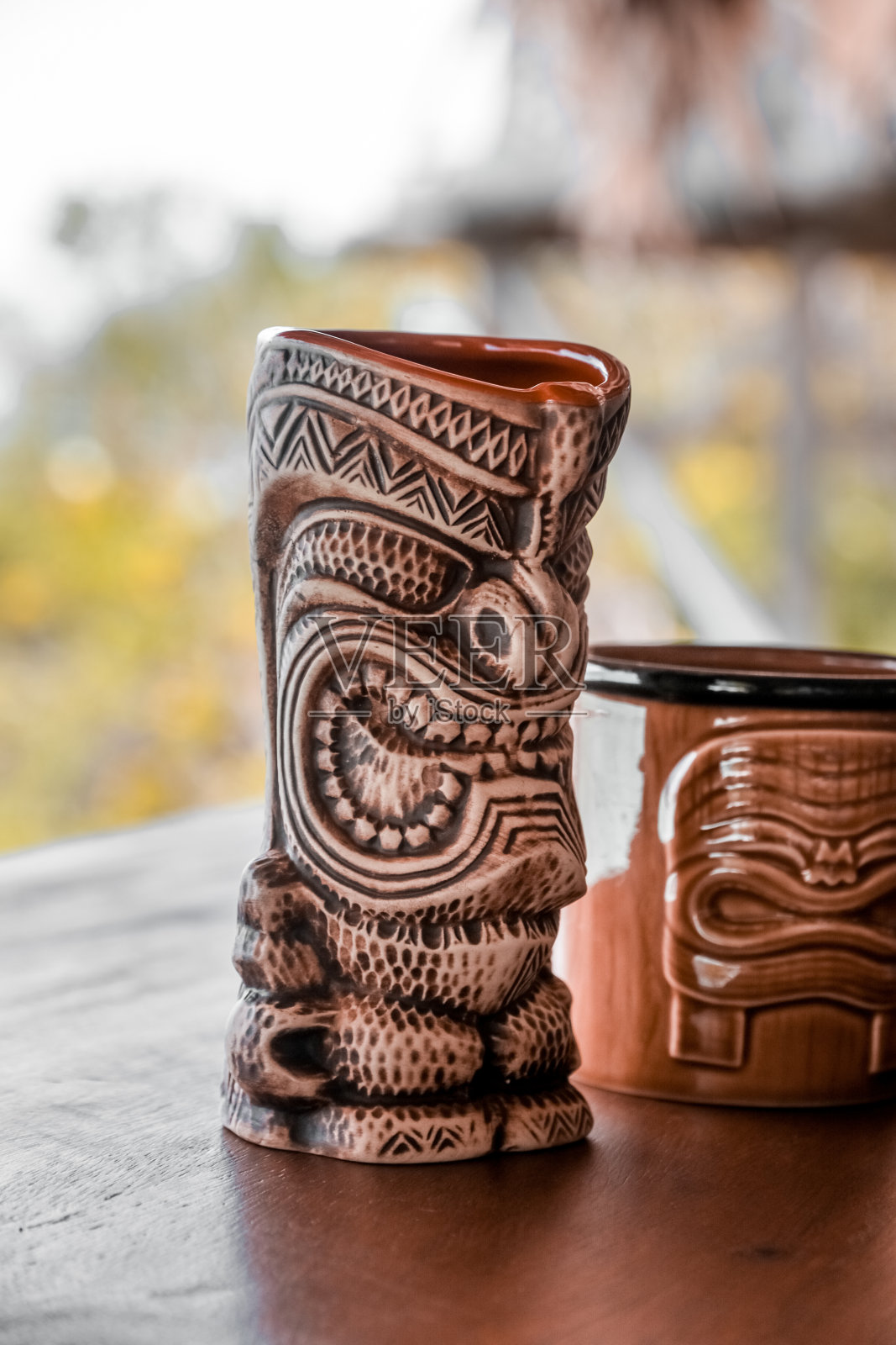 热带酒吧里的提基鸡尾酒杯照片摄影图片