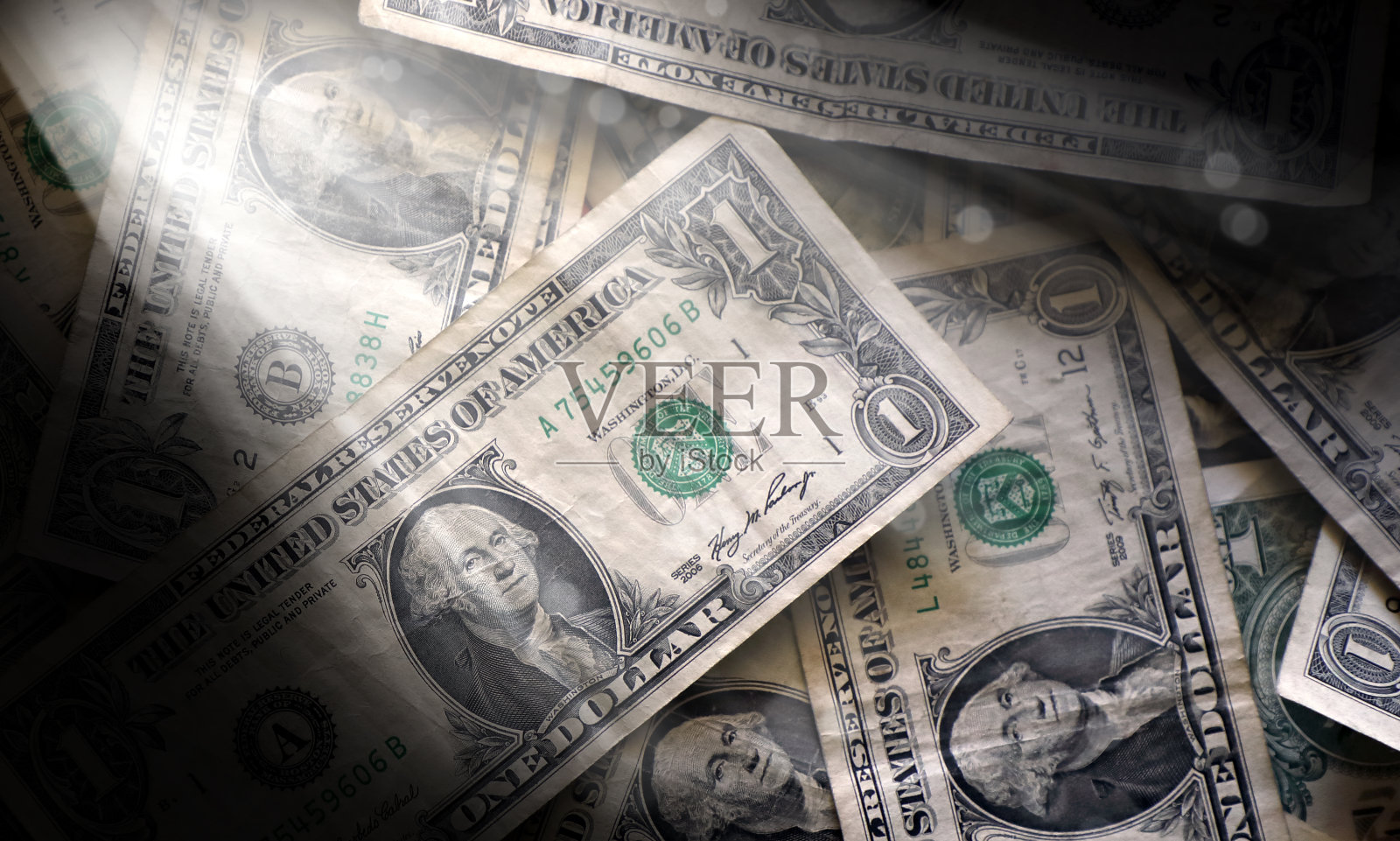 一堆闪闪发光的一美元钞票的金融概念照片摄影图片