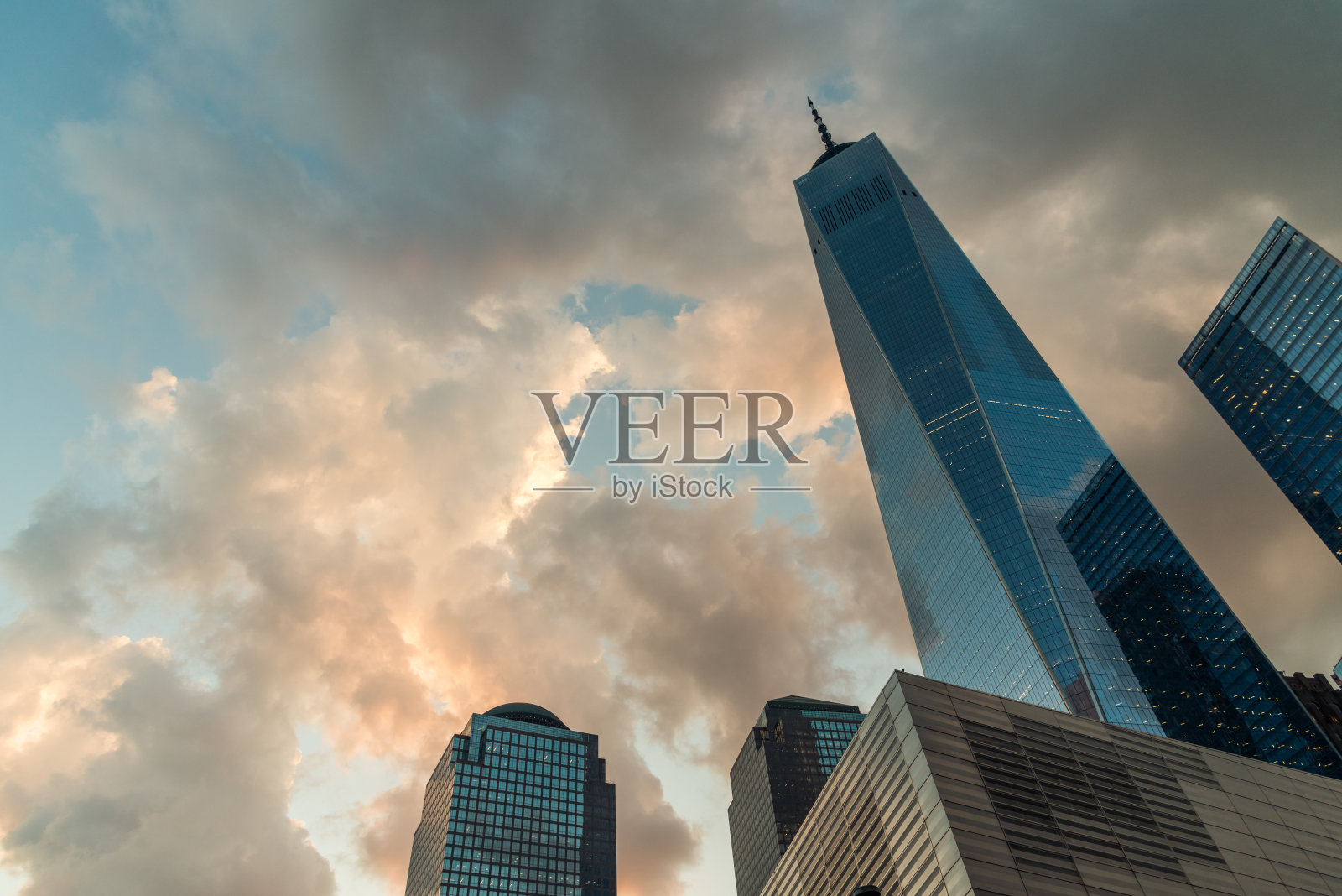 低角度的摩天大楼在市中心，曼哈顿/纽约照片摄影图片