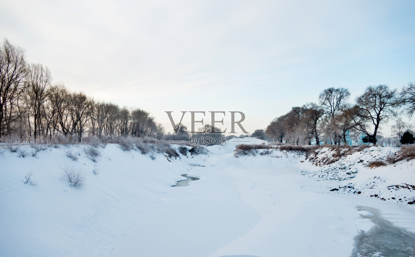 湖面被雪覆盖的景观照片摄影图片