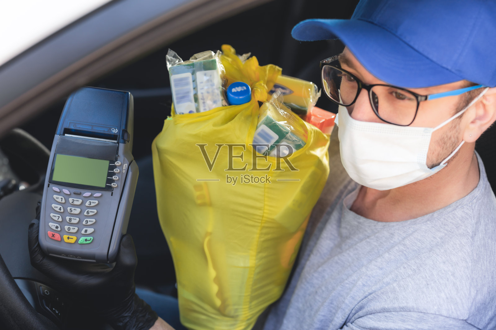 送餐员戴着防护口罩和手套在封锁和流感期间送食品照片摄影图片