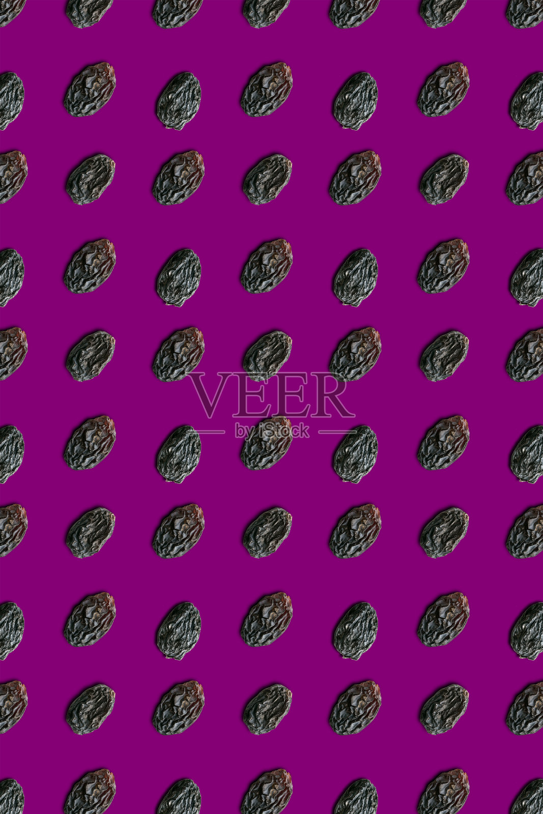 无缝图案上的紫色背景葡萄干背景。前视图。照片摄影图片