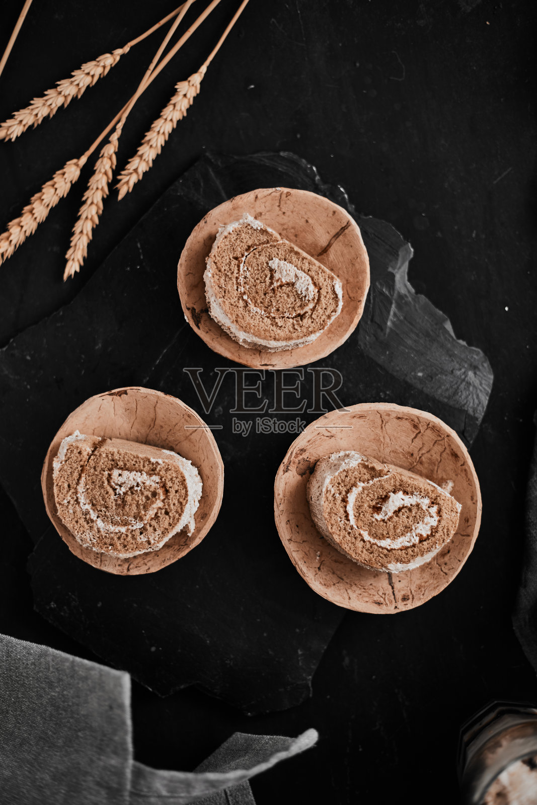 卷小蛋糕咖啡。照片摄影图片