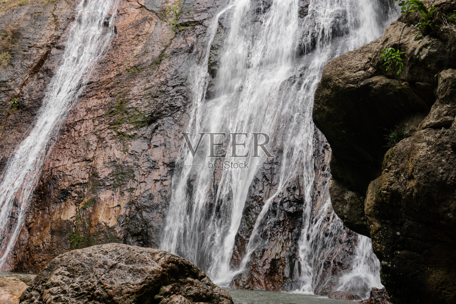 东南亚野生热带瀑布照片摄影图片