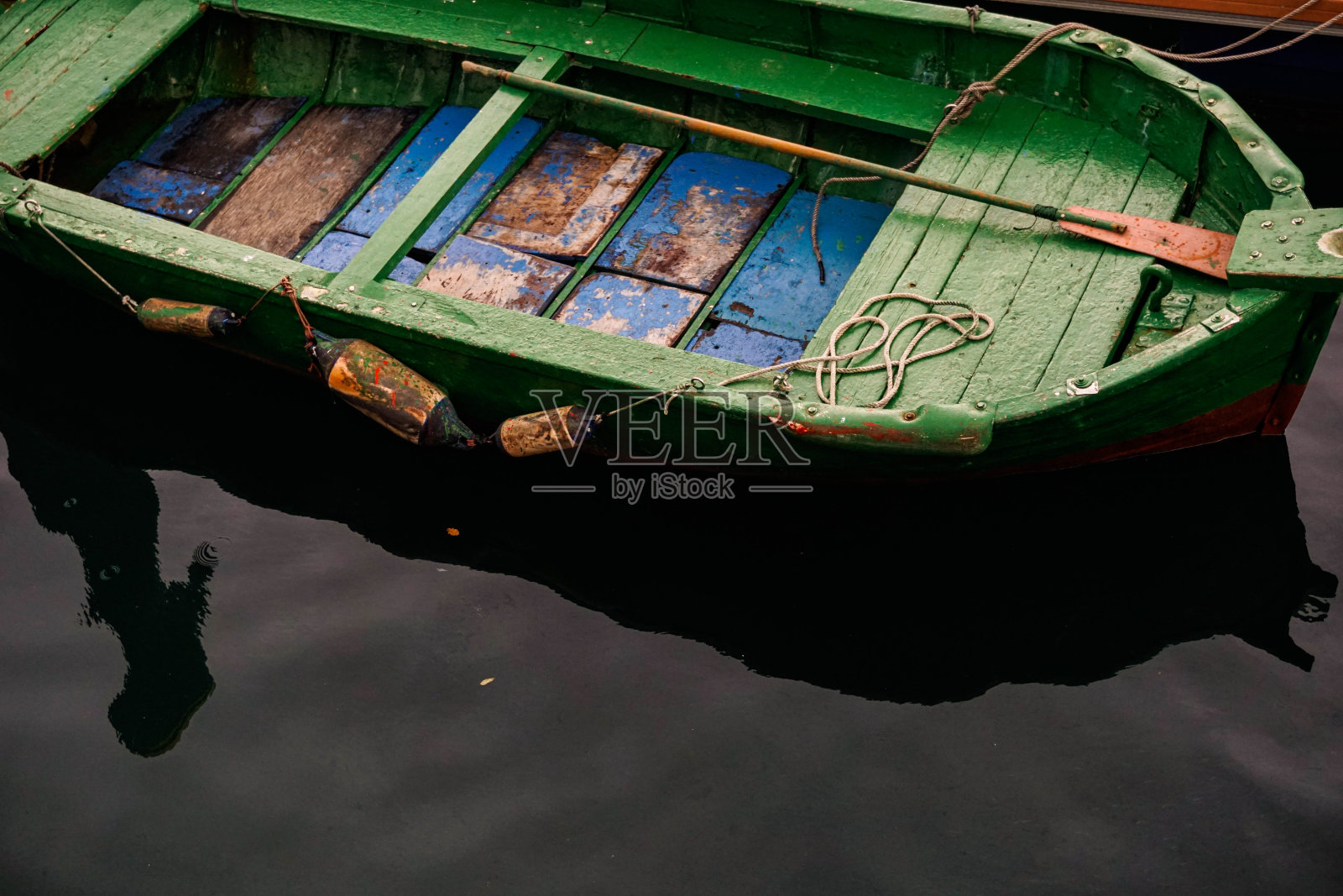 海上的绿色古董渔船照片摄影图片