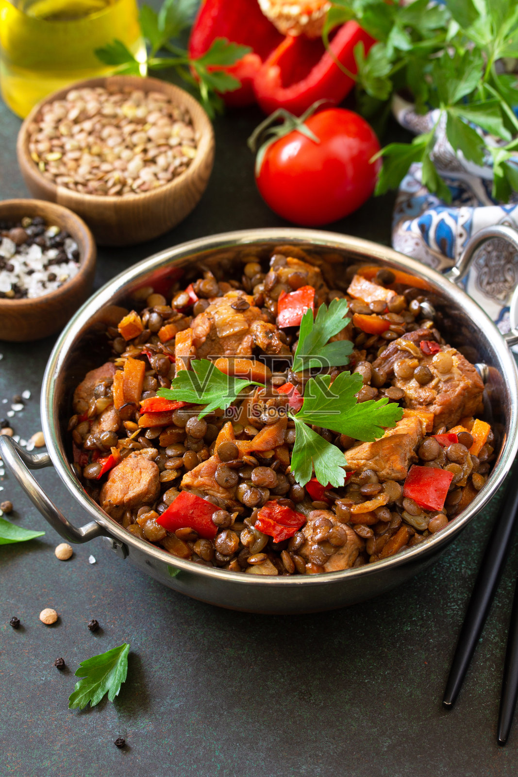 印度菜，正宗的印度菜。传统的印度辣绿扁豆和肉，香料，香草放在石桌上。副本的空间。照片摄影图片