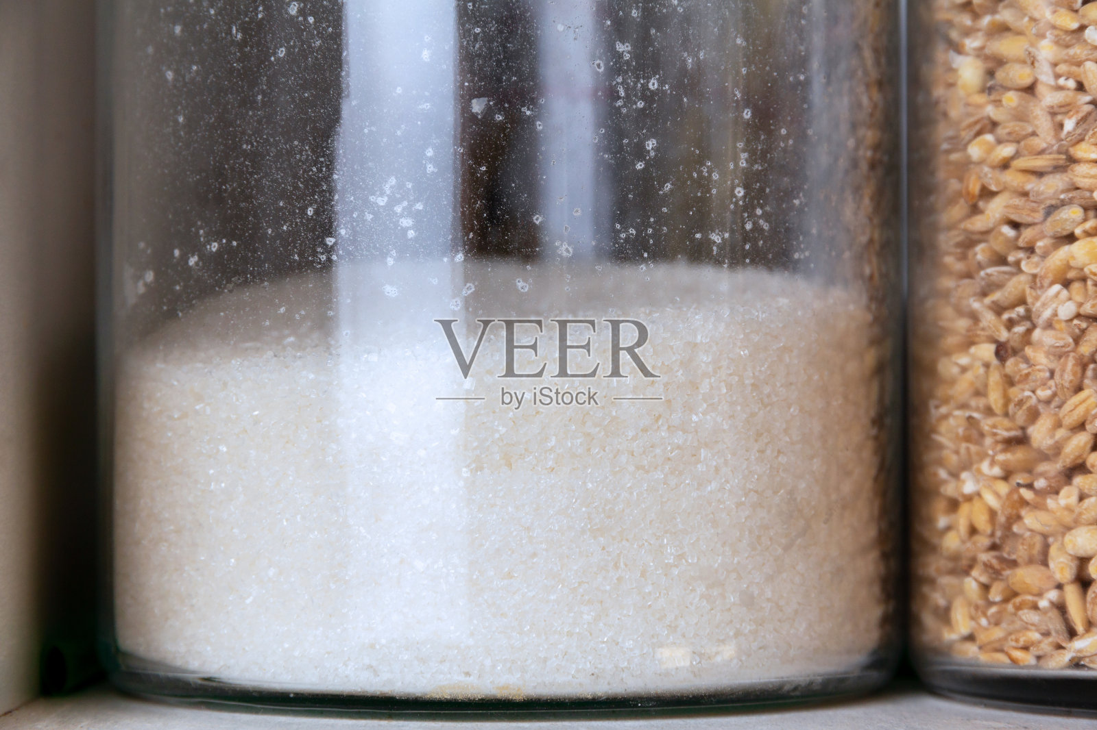 糖放在厨房架子上的玻璃罐里照片摄影图片