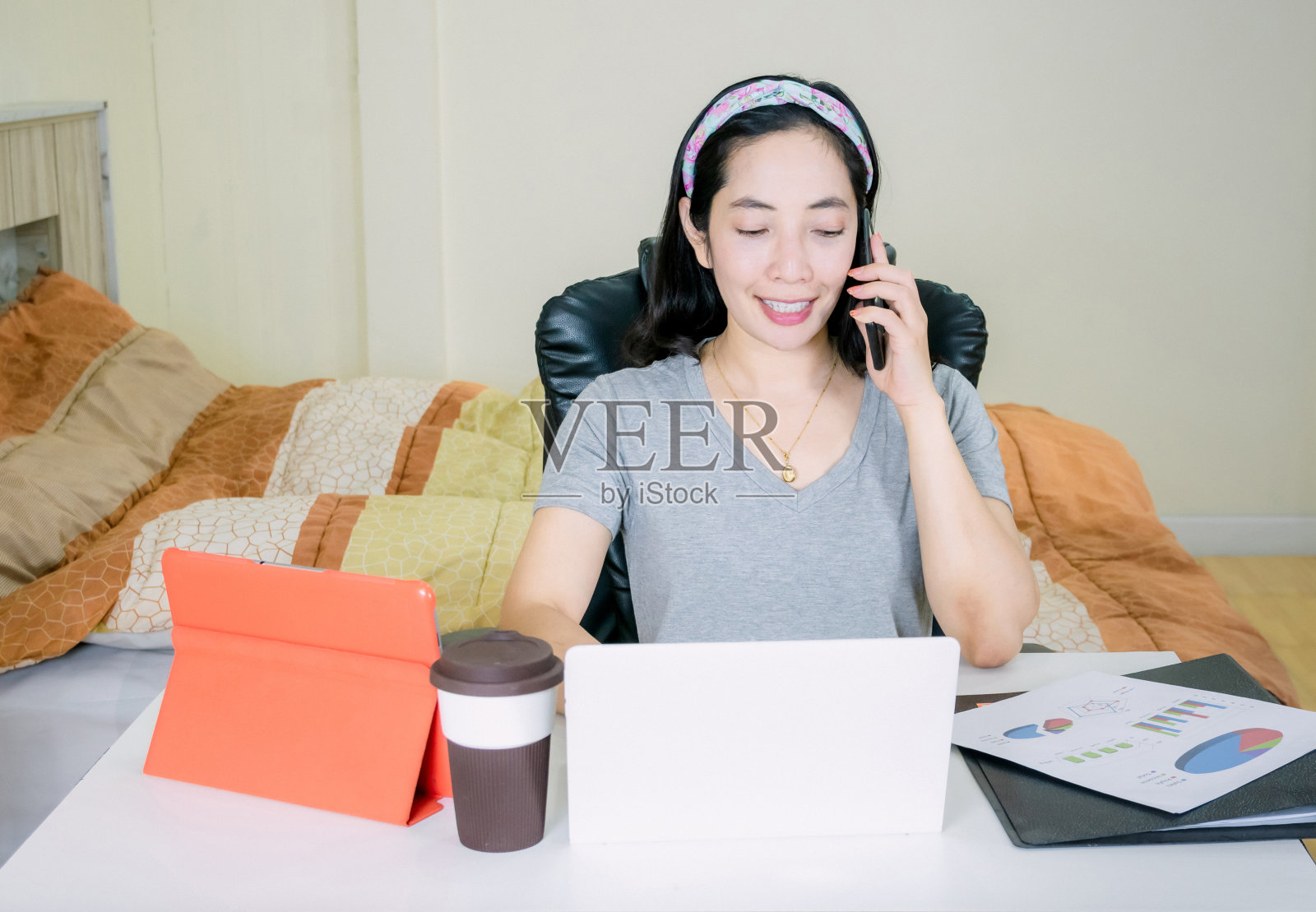 在家工作在卧室里工作照片摄影图片