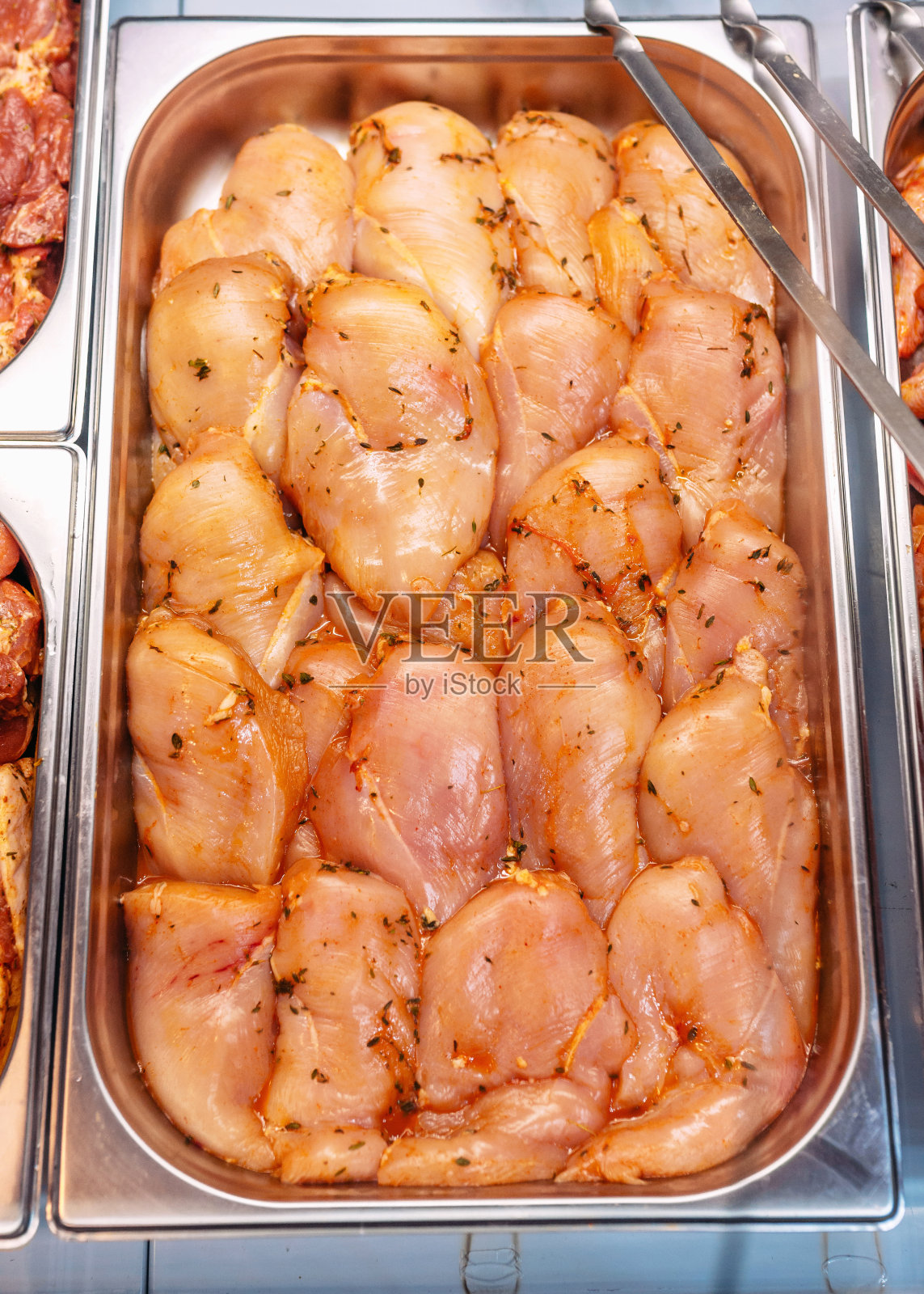 商店橱窗上的烤肉和烤肉。卤肉。鸡肉，牛肉，羊肉，肉末照片摄影图片