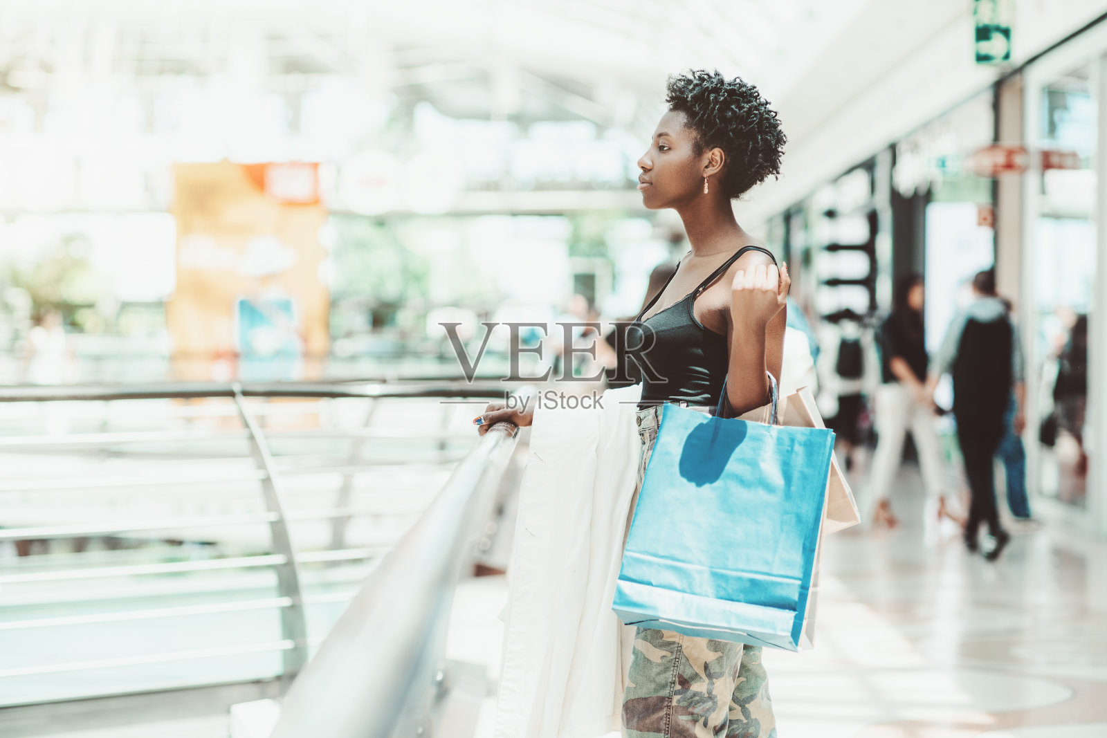 购物时携带购物袋的非洲裔女性照片摄影图片